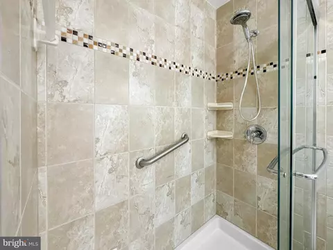 Bath - 950 Bermuda Ln, Annapolis, MD 21401 photo 3 of 5