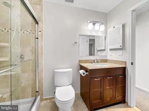 Bath - 950 Bermuda Ln, Annapolis, MD 21401 photo 2 of 5