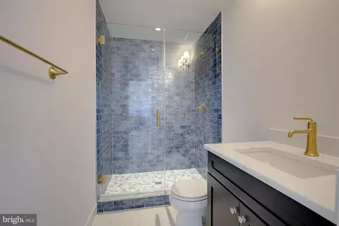 Bath - 703 B Glendon Ave, Annapolis, MD 21403 photo 6 of 8