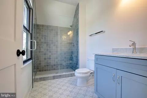 Bath - 703 B Glendon Ave, Annapolis, MD 21403 photo 7 of 8