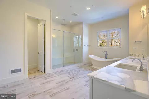 Bath - 703 B Glendon Ave, Annapolis, MD 21403 photo 5 of 8