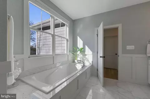 Entry Way - 703 B Glendon Ave, Annapolis, MD 21403 photo 2 of 6