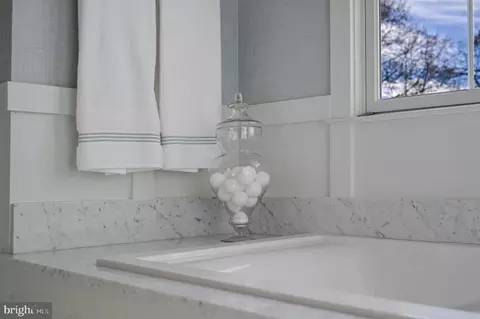 Bath - 703 B Glendon Ave, Annapolis, MD 21403 photo 3 of 8