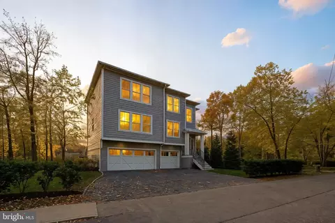 Exterior - 90 E Lake Dr, Annapolis, MD 21403 photo 6 of 7