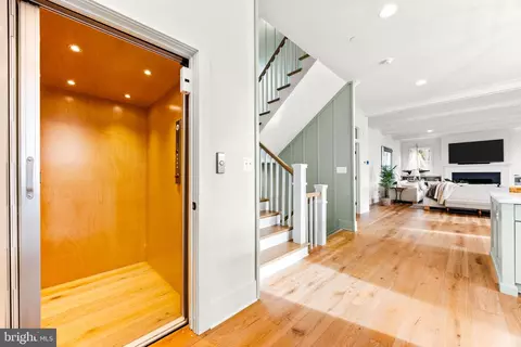 Entry Way - 90 E Lake Dr, Annapolis, MD 21403 photo 15 of 18