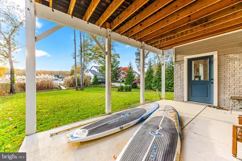 Exterior - 90 E Lake Dr, Annapolis, MD 21403 photo 5 of 7