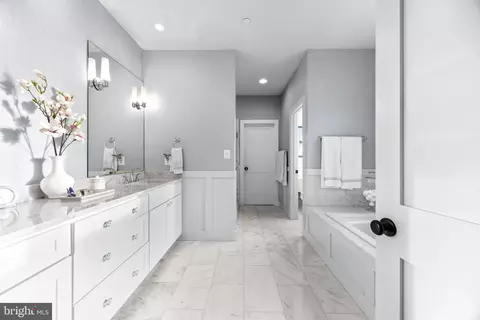 Entry Way - 90 E Lake Dr, Annapolis, MD 21403 photo 10 of 18