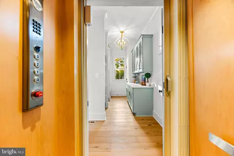 Entry Way - 90 E Lake Dr, Annapolis, MD 21403 photo 16 of 18