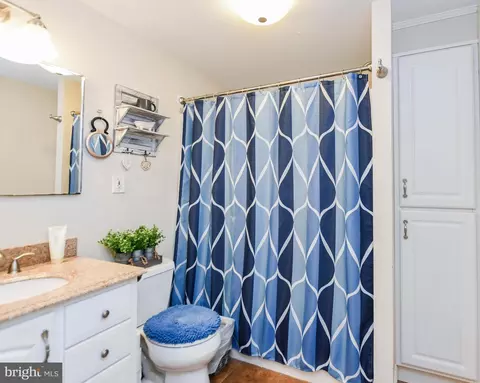 Bath - 823 Selby Blvd, Edgewater, MD 21037 photo 1 of 2