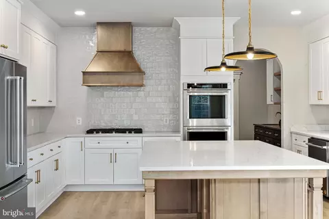 Kitchen - 17 Vinter Ln, Pasadena, MD 21122 photo 4 of 5