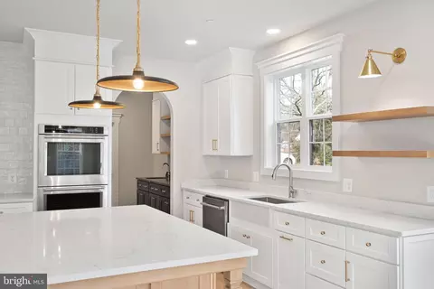 Kitchen - 17 Vinter Ln, Pasadena, MD 21122 photo 2 of 5