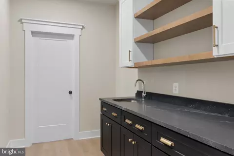 Entry Way - 17 Vinter Ln, Pasadena, MD 21122 photo 2 of 5
