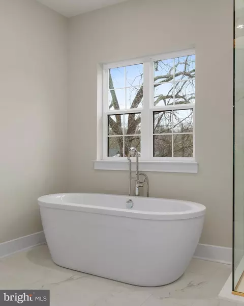 Bath - 17 Vinter Ln, Pasadena, MD 21122 photo 4 of 6