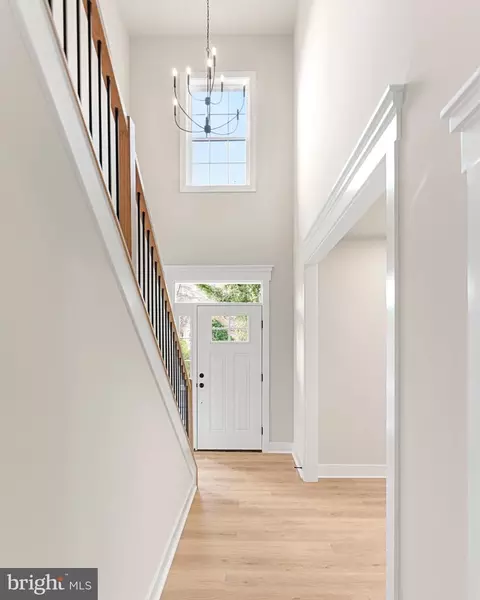 Entry Way - 17 Vinter Ln, Pasadena, MD 21122 photo 3 of 5