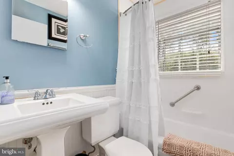 Bath - 133 Valley View Ave, Edgewater, MD 21037 photo 4 of 5