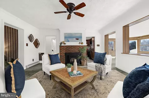 Living - 3580 S River Ter, Edgewater, MD 21037 photo 1 of 2