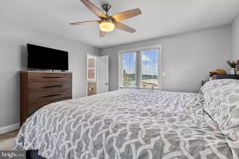 Bedroom - 7580 Beach Dr, Pasadena, MD 21122 photo 2 of 5