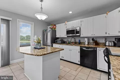 Kitchen - 7580 Beach Dr, Pasadena, MD 21122 photo 2 of 3
