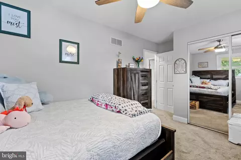 Bedroom - 7580 Beach Dr, Pasadena, MD 21122 photo 5 of 5