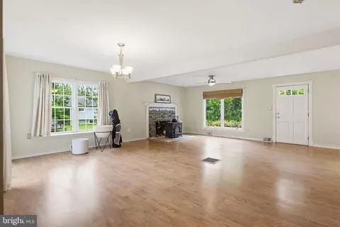 Living - 1465 Ridgeway, Arnold, MD 21012 photo 2 of 3