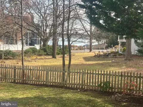 Exterior - 150 E Bay View Dr, Annapolis, MD 21403 photo 8 of 15