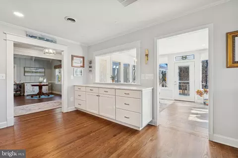 Entry Way - 150 E Bay View Dr, Annapolis, MD 21403 photo 4 of 5