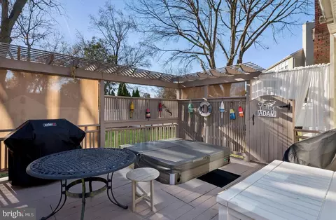 Exterior - 150 E Bay View Dr, Annapolis, MD 21403 photo 6 of 15