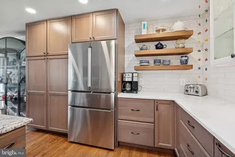 Kitchen - 150 E Bay View Dr, Annapolis, MD 21403 photo 4 of 5
