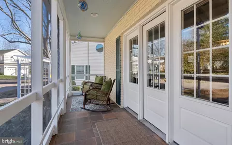 Exterior - 150 E Bay View Dr, Annapolis, MD 21403 photo 3 of 15