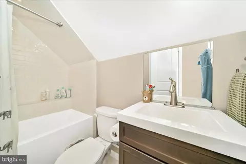Bath - 817 Barrett Ave, Arnold, MD 21012 photo 2 of 3