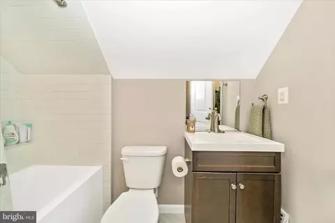 Bath - 817 Barrett Ave, Arnold, MD 21012 photo 3 of 3