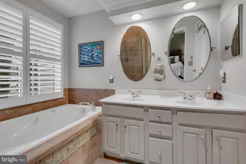 Bath - 1123 August Dr, Annapolis, MD 21403 photo 2 of 4