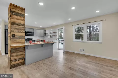 151 Long Point Ct, Pasadena, MD 21122 photo 9