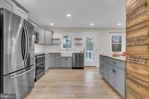 151 Long Point Ct, Pasadena, MD 21122 photo 17