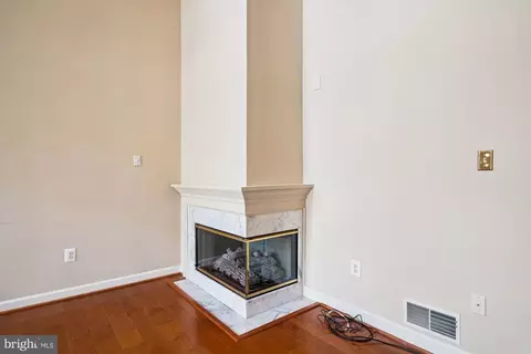 Living - 328 Colony Point Pl, Edgewater, MD 21037 photo 3 of 5