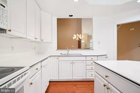 Kitchen - 328 Colony Point Pl, Edgewater, MD 21037 photo 2 of 6