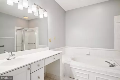 Bath - 328 Colony Point Pl, Edgewater, MD 21037 photo 4 of 6