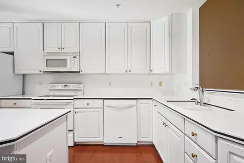 Kitchen - 328 Colony Point Pl, Edgewater, MD 21037 photo 3 of 6