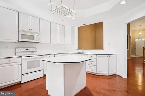 Kitchen - 328 Colony Point Pl, Edgewater, MD 21037 photo 4 of 6
