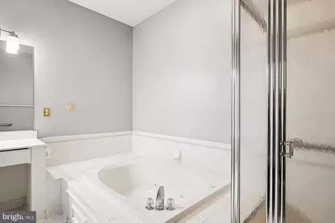 Bath - 328 Colony Point Pl, Edgewater, MD 21037 photo 3 of 6