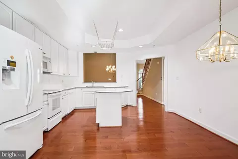 Kitchen - 328 Colony Point Pl, Edgewater, MD 21037 photo 5 of 6