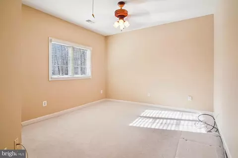 Bedroom - 328 Colony Point Pl, Edgewater, MD 21037 photo 7 of 8