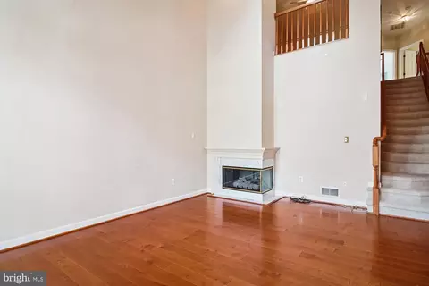 Living - 328 Colony Point Pl, Edgewater, MD 21037 photo 4 of 5