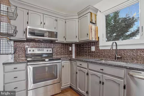 Kitchen - 7759 Glen Ave, Pasadena, MD 21122 photo 2 of 2