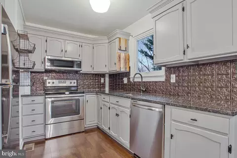 Entry Way - 7759 Glen Ave, Pasadena, MD 21122 photo 5 of 6