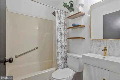 Bath - 7759 Glen Ave, Pasadena, MD 21122 photo 1 of 2