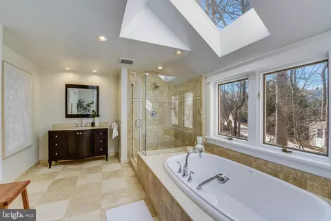 Bath - 48 Poplar Point Rd, Edgewater, MD 21037 photo 4 of 6