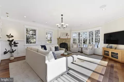 Living - 48 Poplar Point Rd, Edgewater, MD 21037 photo 3 of 4