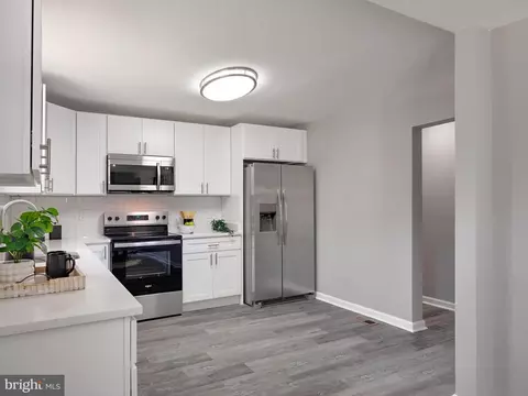 Kitchen - 325 Beach Ave, Pasadena, MD 21122 photo 2 of 4