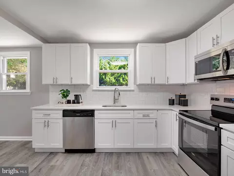 Kitchen - 325 Beach Ave, Pasadena, MD 21122 photo 3 of 4